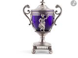 un vase ancien en argent et en verre bleu, orné d'une figurine