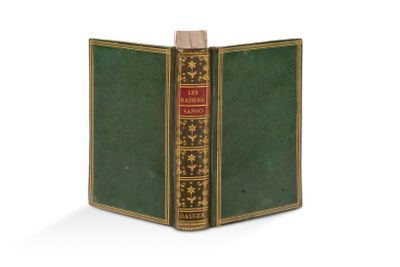 un livre vert avec des bordures dorées et une couverture rouge