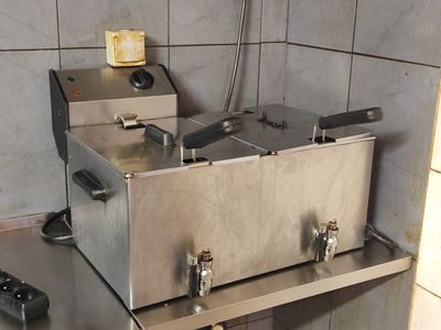 un appareil qui se trouve sur une étagère dans une cuisine