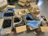 de nombreux cartons d'objets hétéroclites posés sur le sol