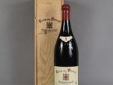 une bouteille de vin posée à côté d'une caisse en bois