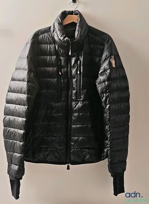 la veste est suspendue à un cintre sur le mur