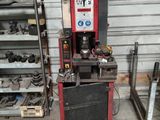la photo d'une machine qui se trouve dans un garage