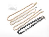 une collection de colliers et de bracelets en perles sur fond blanc