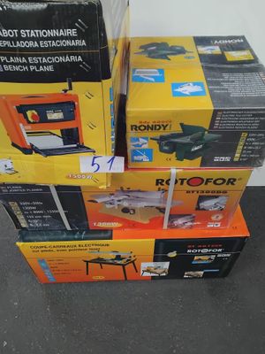 des cartons empilés les uns sur les autres par terre