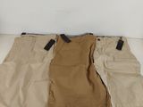 deux shorts kaki pour homme, l'un beige et l'autre kaki