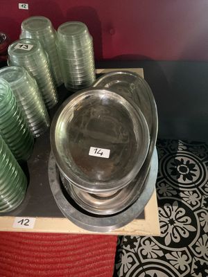beaucoup d'assiettes et de bols posés sur une table