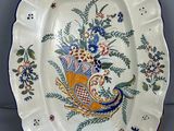 une assiette avec un motif floral sur une table