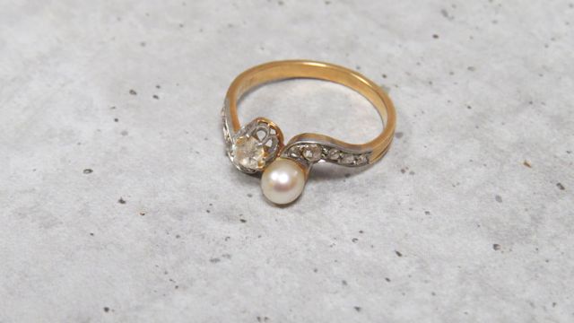 Bague toi et moi, deux ors 750‰, sertie d’une perle de culture et...