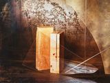 un morceau de bois posé sur une table en bois