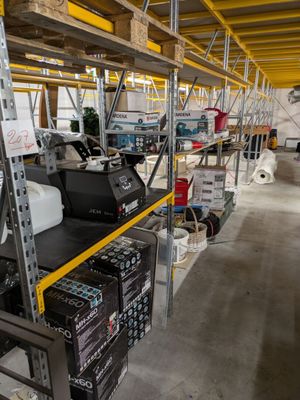 une pièce avec beaucoup d'objets sur les étagères