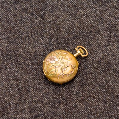une montre de poche ancienne en or, ornée d'un motif floral