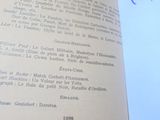 un livre ouvert sur lequel figurent des chiffres et l'image d'une horloge