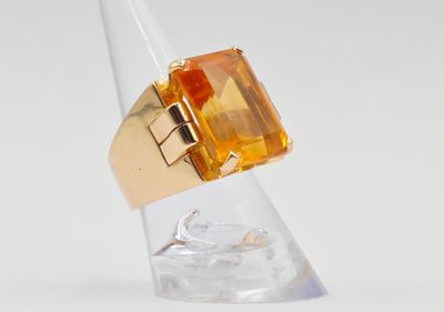 une image représentant une bague en or sertie d'une grosse citrine