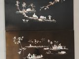 deux tableaux en noir et blanc accrochés au mur
