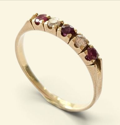 une image représentant une bague en or sertie de rubis et de diamants