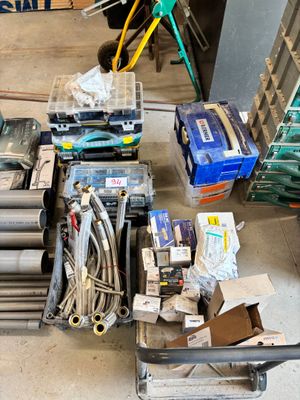 un tas d'objets divers éparpillés sur le sol d'un garage