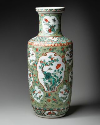 une image représentant un vase vert orné de fleurs et d'oiseaux