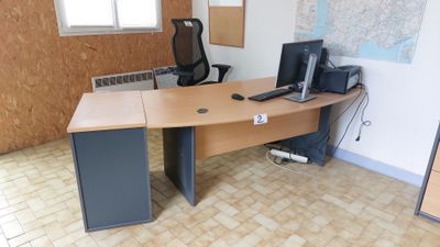 un bureau sur lequel se trouvent deux écrans d'ordinateur et un ordinateur portable