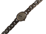 gros plan d'une montre-bracelet entourée d'une chaîne