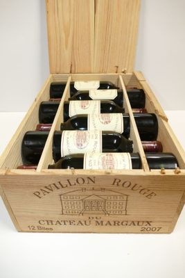 des bouteilles de vin se trouvent dans un coffret en bois sur une table
