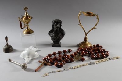 un grand nombre d'objets posés sur une table