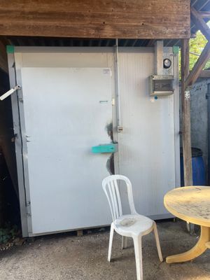 une table et deux chaises devant une porte blanche