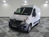 une camionnette blanche garée dans une pièce