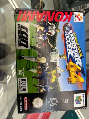 quelqu'un tient un jeu vidéo devant une vitrine