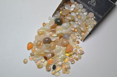 Un lot de 100 cts environ d'opales blanches cabochons