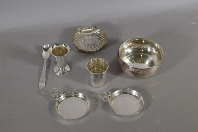 beaucoup d'objets en argent qui se trouvent sur la table