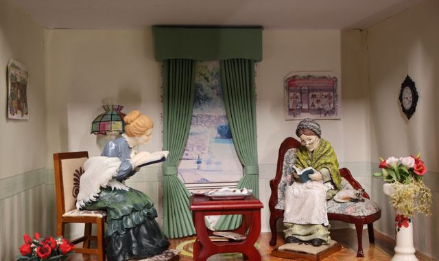 Diorama. Composition miniature, dans une vitrine en bois, vitre e...