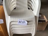 une pile de chaises en plastique dans un magasin, avec une étiquette de prix au dos