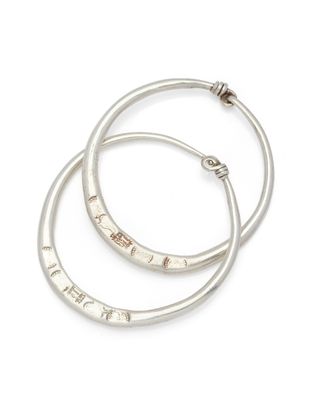 deux bracelets rigides en argent sur lesquels est gravé le mot « love »