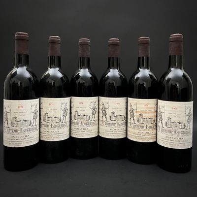 six bouteilles de vin sont alignées sur un fond noir