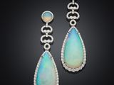 une paire de boucles d'oreilles en oplite et diamants