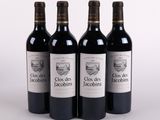 trois bouteilles de vin rouge posées l'une à côté de l'autre sur une surface blanche