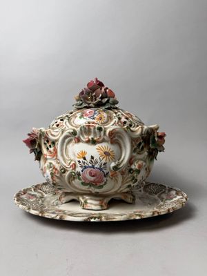 ITALIE XXe, Légumier en barbotine polychrome de style rocail…