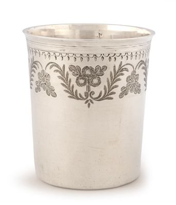 une image représentant une coupe en argent ornée d'un motif floral