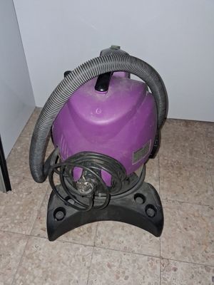 un aspirateur posé sur le sol à côté d'un mur