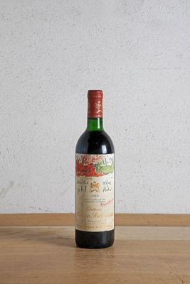 une bouteille de vin posée sur une table en bois