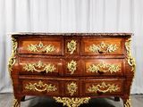 une commode ancienne avec un plateau en marbre et des décorations dorées