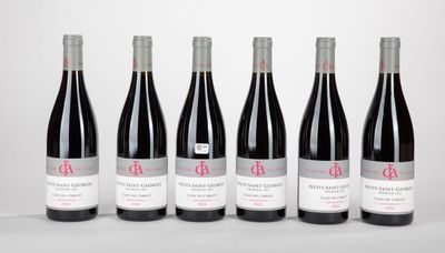 six bouteilles de vin rouge alignées