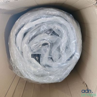 un rouleau de plastique emballé dans du film alimentaire, dans une boîte en carton