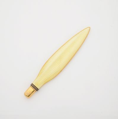 un gros plan d'un petit objet jaune sur une surface blanche