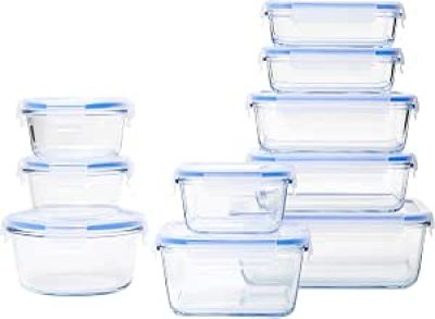 un lot de récipients en verre avec leurs couvercles, sur fond blanc