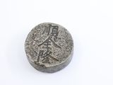 un gros plan d'une pierre sur laquelle figure une inscription en chinois