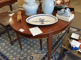 une table avec beaucoup d'objets dans une pièce