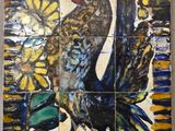 peinture représentant un coq et des fleurs sur un mur carrelé dans une pièce