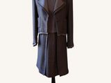 une photo d'un costume sur un mannequin, sur fond blanc